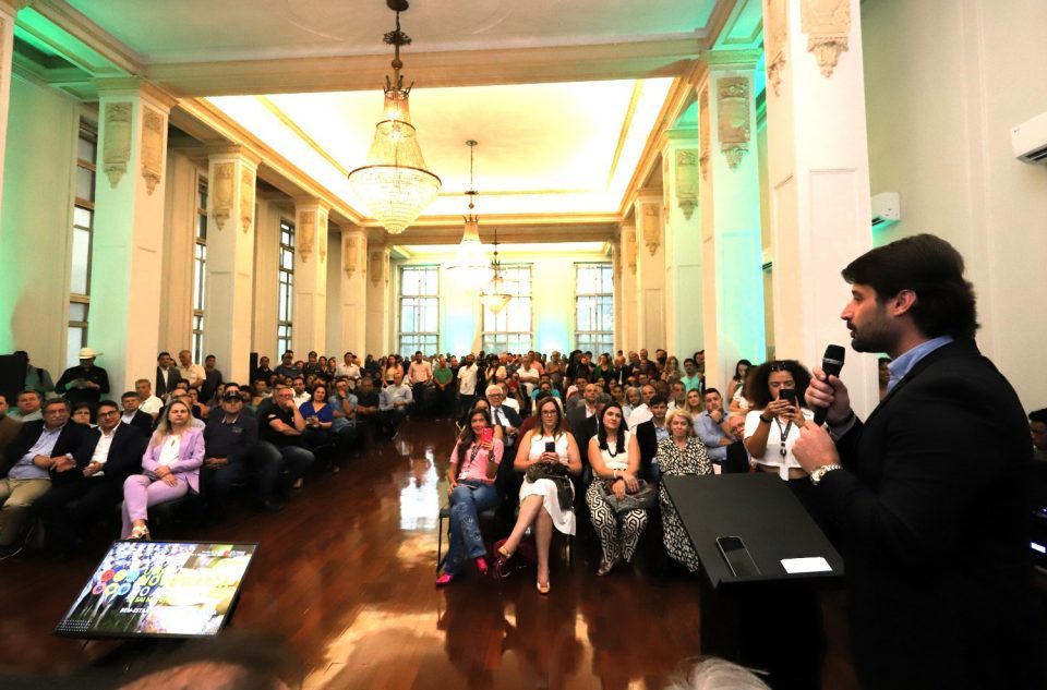 Em evento realizado na Secretaria de Agricultura e Abastecimento do Estado no dia 28 de fevereiro, com a presença de representantes do setor agropecuário, o secretário de Agricultura, Guilherme Piai, assinou portarias que criam o Programa Estadual de Bem-Estar Animal