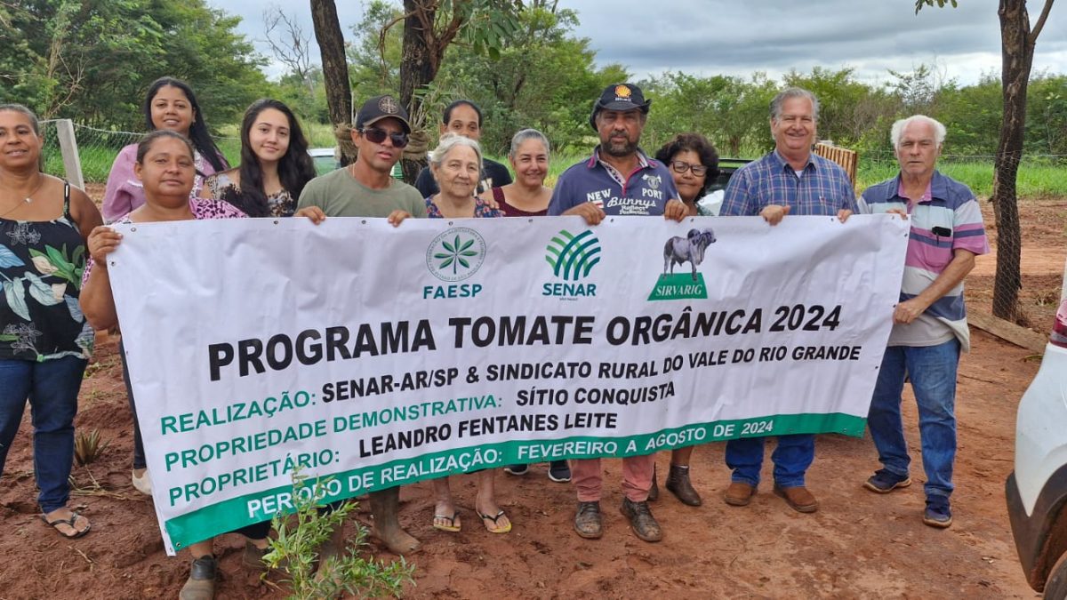 Em curso realizado entre os dias 21 e 22 de março, no sítio Nova Canaã, em Colômbia, os alunos participantes receberam orientações sobre a produção de tomate orgânico.