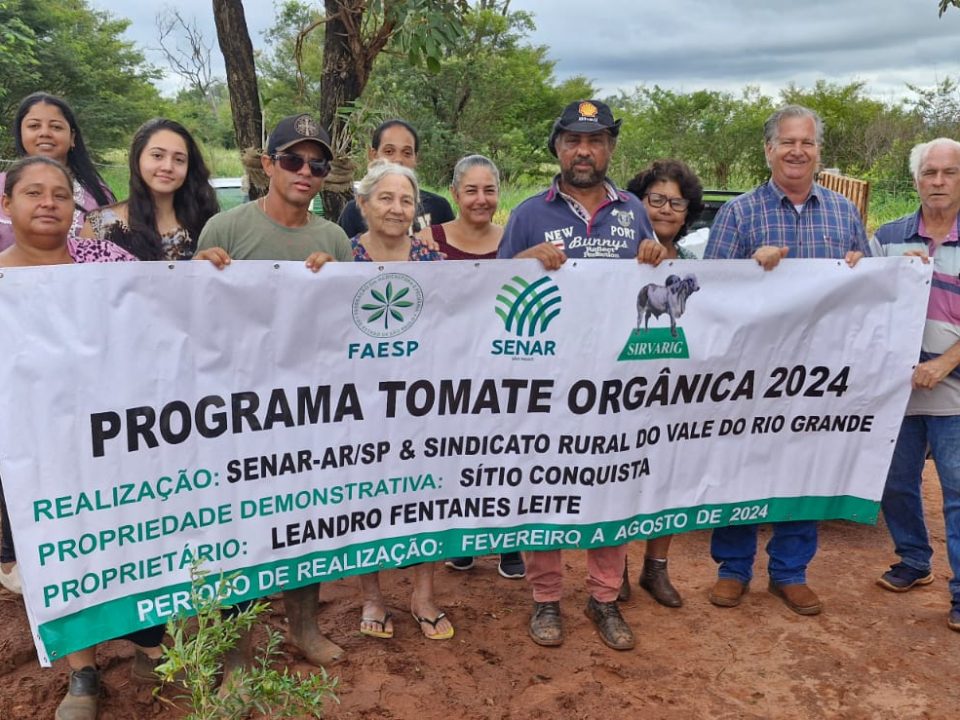 Em curso realizado entre os dias 21 e 22 de março, no sítio Nova Canaã, em Colômbia, os alunos participantes receberam orientações sobre a produção de tomate orgânico.