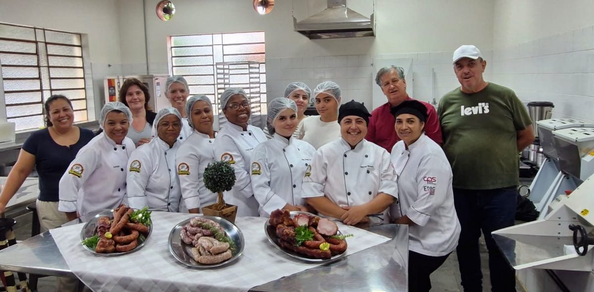 Os alunos da ETEC Paula Souza participaram do curso de Processamento Caseiro de Carnes, promovido pelo Sirvarig (Sindicato Rural do Vale do Rio Grande) juntamente com o SENAR (Serviço Nacional de Aprendizagem Rural) e a FAESP (Federação da Agricultura do Estado de São Paulo).