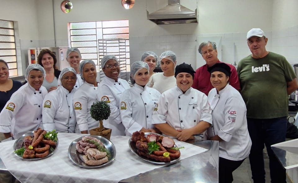 Os alunos da ETEC Paula Souza participaram do curso de Processamento Caseiro de Carnes, promovido pelo Sirvarig (Sindicato Rural do Vale do Rio Grande) juntamente com o SENAR (Serviço Nacional de Aprendizagem Rural) e a FAESP (Federação da Agricultura do Estado de São Paulo).