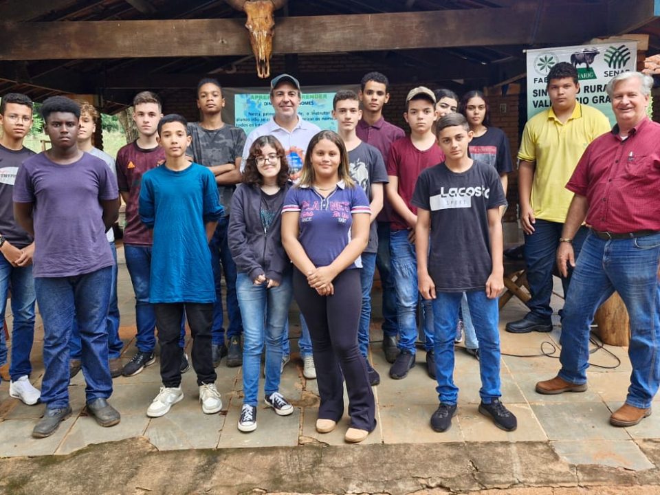 A cidade de Colina está recebendo o curso Jovem Agricultor do Futuro que está sendo realizado na chácara Farol da Colina.