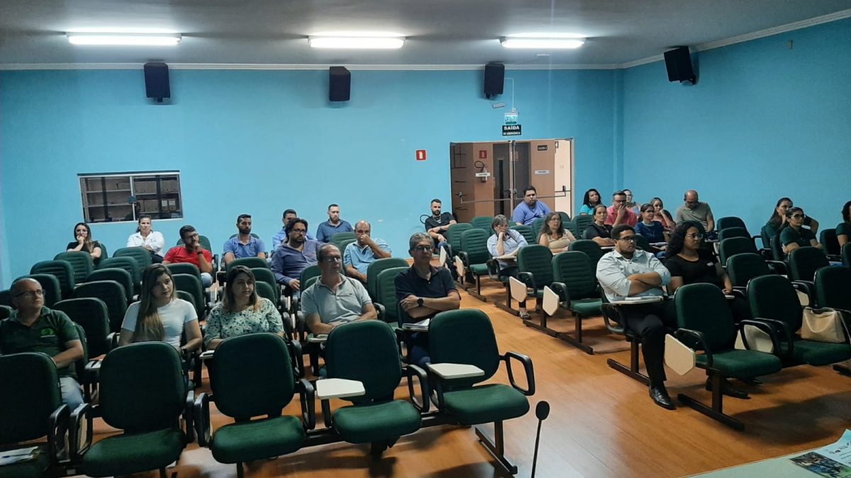 Foi realizado no auditório do Sindicato Rural do Vale do Rio Grande, na tarde de segunda (15), uma palestra ministrada por representantes Coordenadoria de Defesa Agropecuária de Barretos