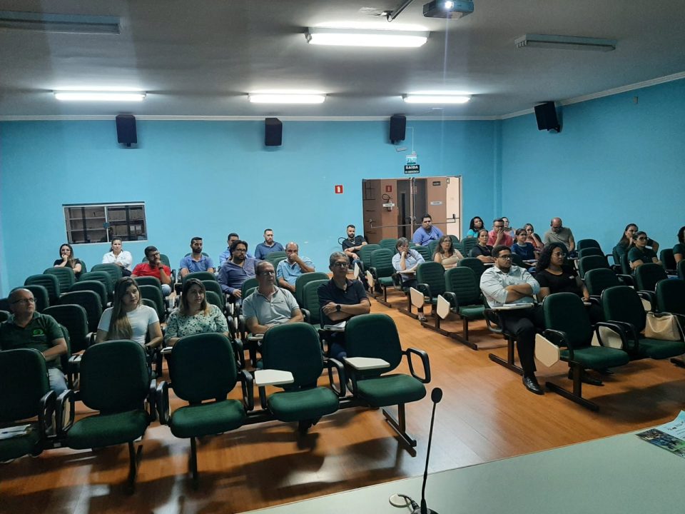 Foi realizado no auditório do Sindicato Rural do Vale do Rio Grande, na tarde de segunda (15), uma palestra ministrada por representantes Coordenadoria de Defesa Agropecuária de Barretos