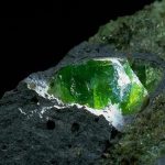 Um mineral comum presente logo abaixo da crosta terrestre poderia ajudar a anular a pegada de carbono do concreto, relatam pesquisadores na revista Royal Society Open Science .