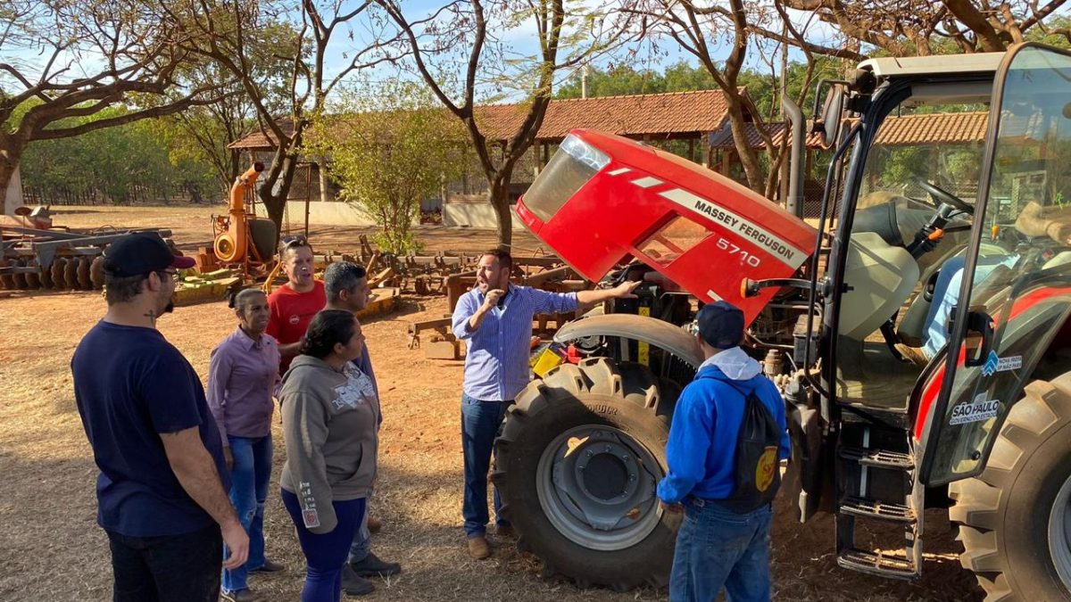 A cidade de Colina recebeu na últiam semana entre os dias 22 a 24 e entre os dias 25 e 26, os cursos do SENAR (Serviço Nacional de Aprendizagem Rural) voltado para as áreas de manutenção de tratores agrícolas e operação de tratores agrícola. Os cursos foram realizados na Fazenda Coodelaria Paulista, em Colina