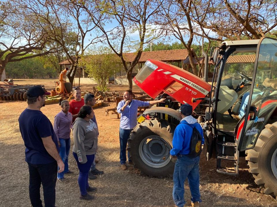 A cidade de Colina recebeu na últiam semana entre os dias 22 a 24 e entre os dias 25 e 26, os cursos do SENAR (Serviço Nacional de Aprendizagem Rural) voltado para as áreas de manutenção de tratores agrícolas e operação de tratores agrícola. Os cursos foram realizados na Fazenda Coodelaria Paulista, em Colina