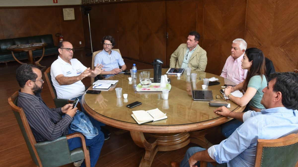 Uma importante reunião realizada na manhã desta segunda-feira (12), no Sindicato Rural do Vale do Rio Grande tratou a implantação do PAM – Plano de Atuação Mútua em abrangendo os municípios de Barretos, Colina, Colômbia e Jaborandi que estão na área de abrangência do sindicato. Participaram da reunião, os diretores do Sindicato e FAESP, Defesa Civil de Colina e Colômbia, Usina Raízen, CATI e produtores rurais