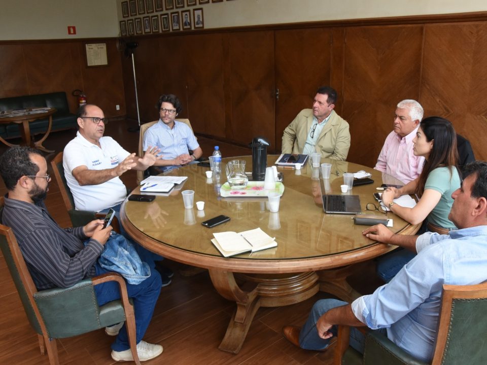 Uma importante reunião realizada na manhã desta segunda-feira (12), no Sindicato Rural do Vale do Rio Grande tratou a implantação do PAM – Plano de Atuação Mútua em abrangendo os municípios de Barretos, Colina, Colômbia e Jaborandi que estão na área de abrangência do sindicato. Participaram da reunião, os diretores do Sindicato e FAESP, Defesa Civil de Colina e Colômbia, Usina Raízen, CATI e produtores rurais