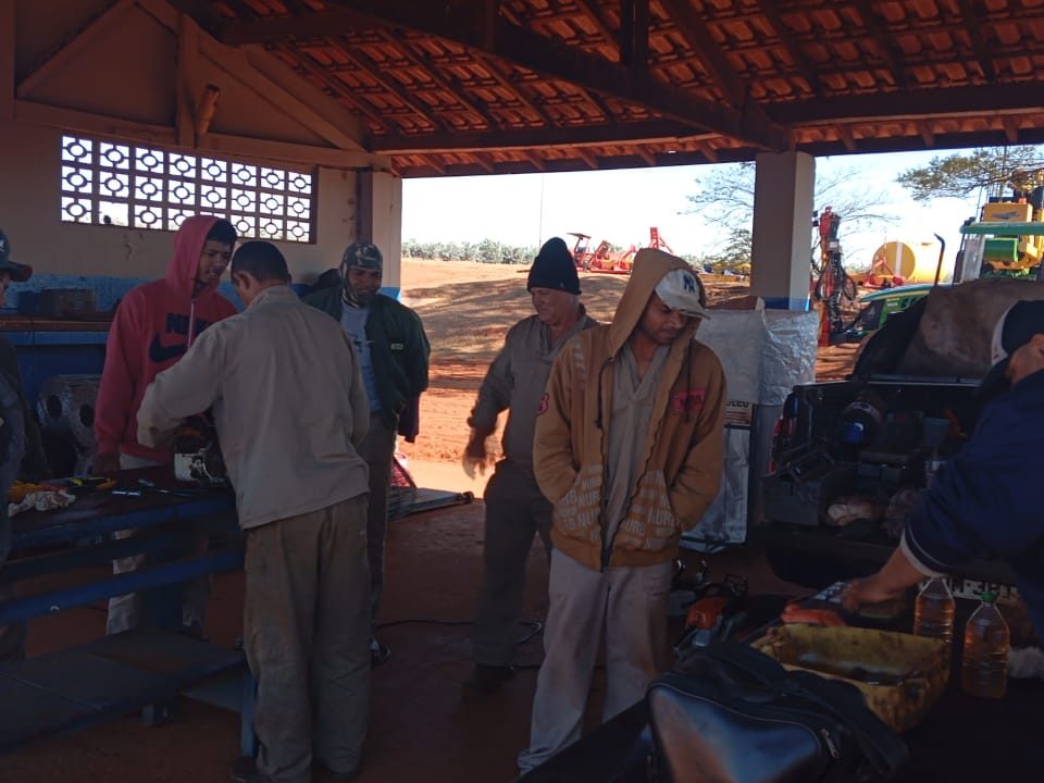 Durante dois dias, os trabalhadores que atuam na Fazenda Guanabara, em Barretos receberam treinamento sobre operação e manutenção de Motossera