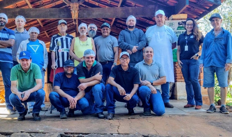 Produtores rurais de Colina participaram do curso de processamento caseiro de carne bovina, realizado por meio de uma parceria entre o Sebrae-SP, Sindicato Rural de Barretos, Federação da Agricultura e Pecuária do Estado de São Paulo (Faesp) e Serviço Nacional de Aprendizagem Rural (Senar).