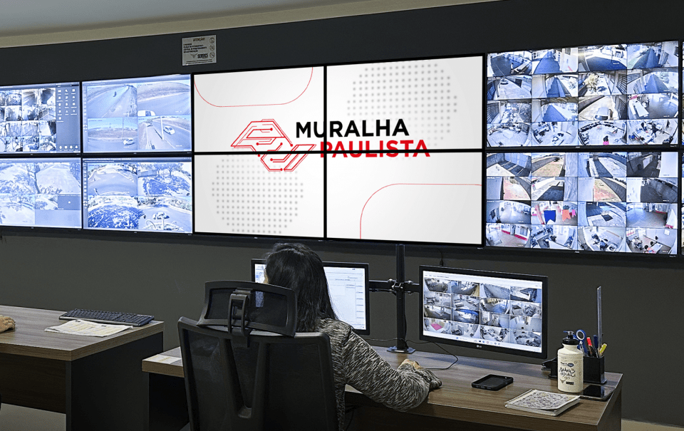 O Muralha Paulista, programa inédito do Governo de São Paulo que utiliza 94 mil câmeras em mais 300 municípios em um dos maiores sistemas de vigilância e inteligência em segurança pública no país, não se restringe ao uso de radares e imagens de órgãos públicos.