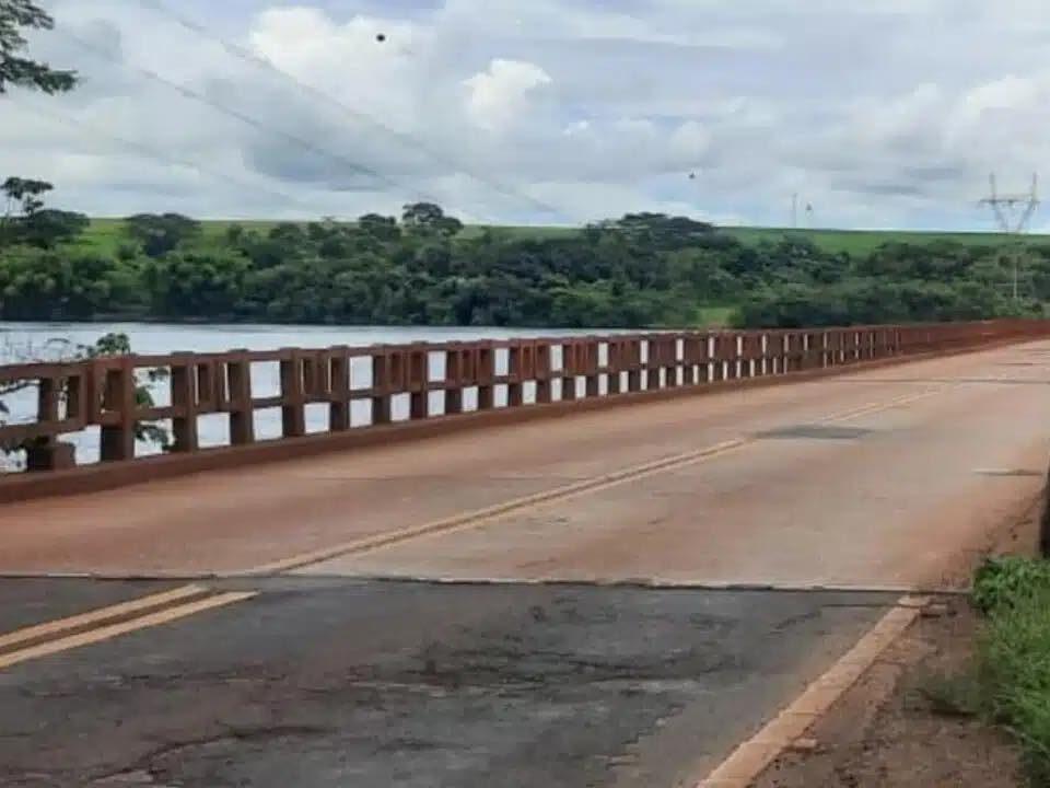 A Ponte da Volta Grande, localizada na divisa dos estados de São Paulo e Minas Gerais, está interditada desde o dia 5 de fevereiro, devido a problemas estruturais constatados na parte inferior da estrutura.