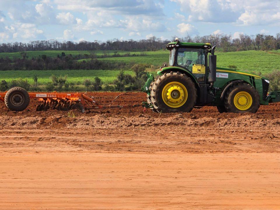 Em um movimento estratégico voltado à inovação, sustentabilidade e excelência operacional, Tereos e Atvos dão um passo decisivo para transformar o setor sucroenergético brasileiro ao realizarem os primeiros testes com tratores autônomos na cultura de cana-de-açúcar.