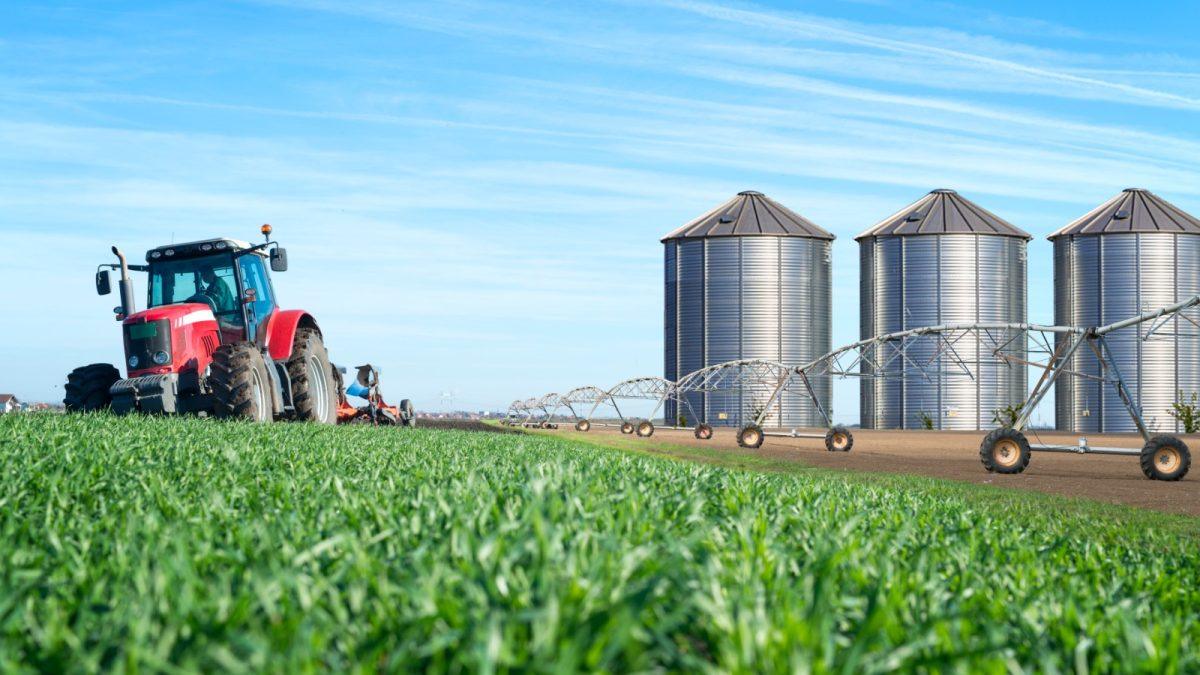 A realização da Agrishow, uma das maiores feiras de tecnologia agrícola do mundo, volta a colocar o agronegócio brasileiro no centro das atenções. Além de apresentar inovações, máquinas e soluções que movimentam bilhões em negócios, o evento também evidencia um outro aspecto cada vez mais presente no campo: o crescimento das demandas jurídicas.
