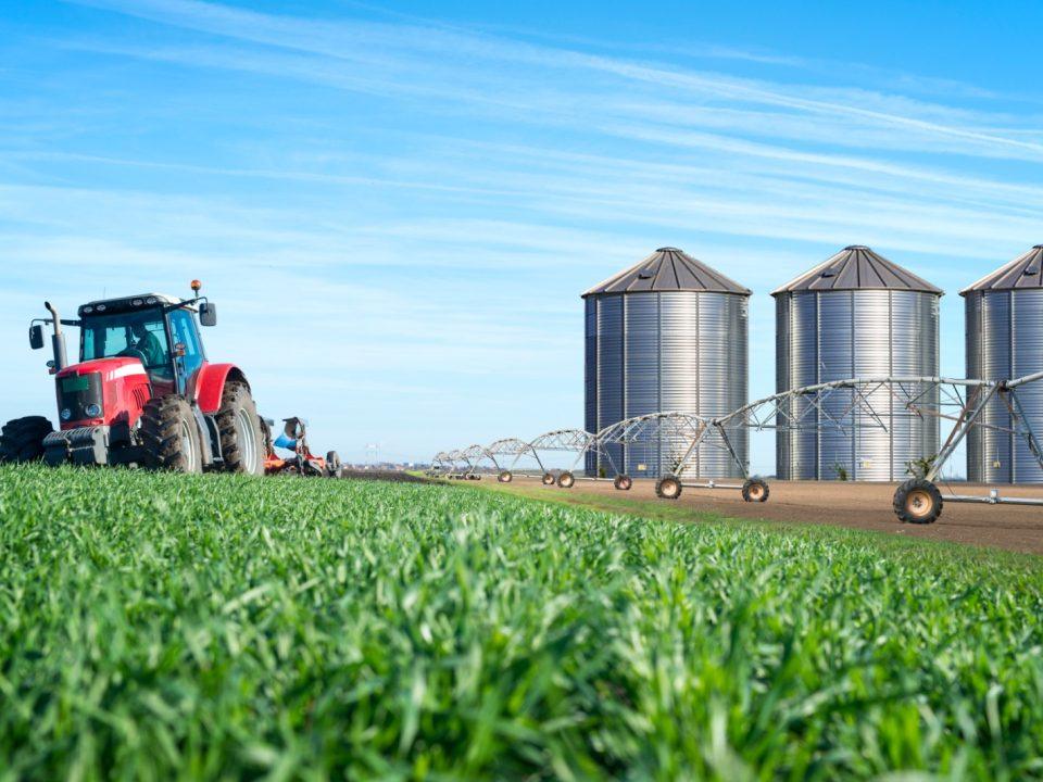 A realização da Agrishow, uma das maiores feiras de tecnologia agrícola do mundo, volta a colocar o agronegócio brasileiro no centro das atenções. Além de apresentar inovações, máquinas e soluções que movimentam bilhões em negócios, o evento também evidencia um outro aspecto cada vez mais presente no campo: o crescimento das demandas jurídicas.